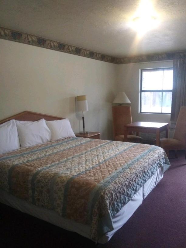Whispering Creek Lodging & Rv Resort Newton Bagian luar foto