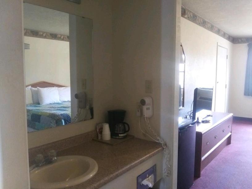 Whispering Creek Lodging & Rv Resort Newton Bagian luar foto