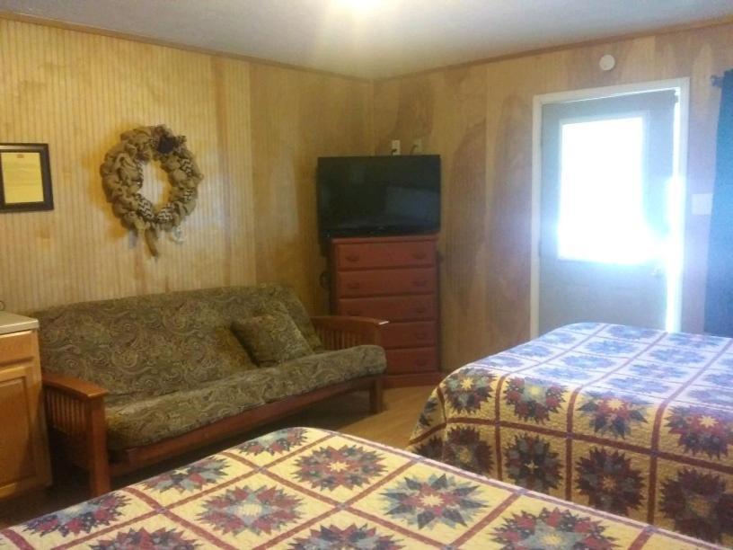 Whispering Creek Lodging & Rv Resort Newton Bagian luar foto
