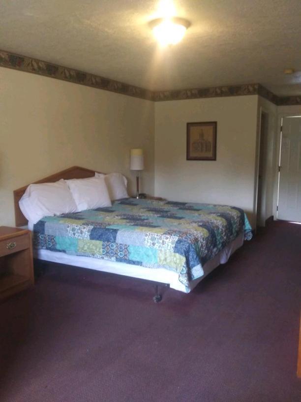 Whispering Creek Lodging & Rv Resort Newton Bagian luar foto