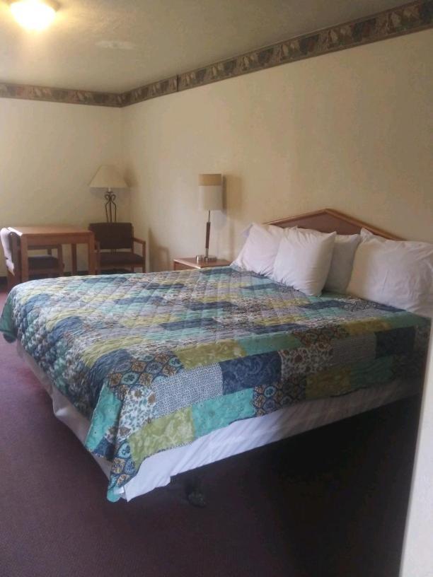 Whispering Creek Lodging & Rv Resort Newton Bagian luar foto