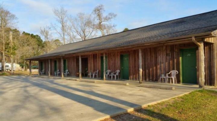 Whispering Creek Lodging & Rv Resort Newton Bagian luar foto
