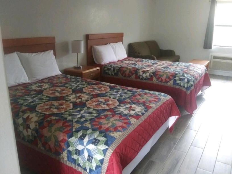 Whispering Creek Lodging & Rv Resort Newton Bagian luar foto